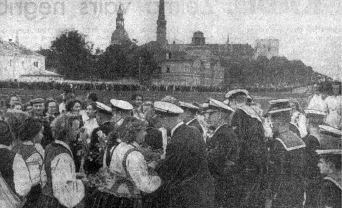 Sveicēju sagaidīšana uz "Tre Kronor" klāja.