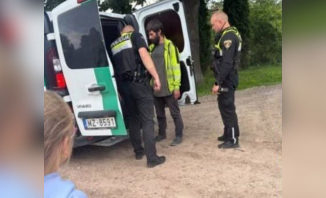 Pašvaldības policija un vīrietis.