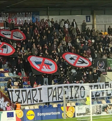 Latvijas futbola izlases fani aicināja piedalīties Saeimas vēlēšanās un izdarīt pareizo izvēli, ar četriem simboliem norādot virzienu – nebalsot par prokremliskiem spēkiem, komunistiem un kreiso ideju virzītājiem. Kreisajā pusē attēlotais ir antifa simbols, kas Eiropā izplatīts arī futbola ultru vidū, tas nozīmē iestāšanos pret galēji labējām un neonacistiskām idejām. Plakāti tribīnēs bija redzami vairāk nekā piecas minūtes un sociālajos tīklos ieguva gana lielu popularitāti.