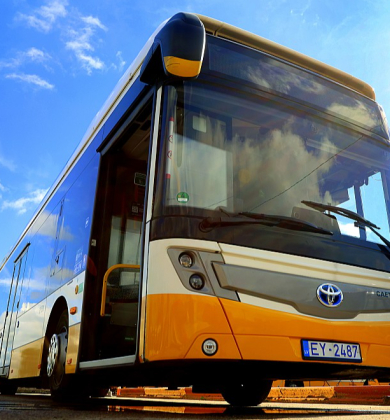 Pagaidām Jelgavas autobusu parkā ir viens ūdeņraža autobuss, bet nākotnē uzņēmums plāno vismaz 15 šādu transportlīdzekļu iegādi. Šāds mērķis ir izvirzīts, lai izpildītu prasību pilsētas pārvadājumu autoparkā nodrošināt vismaz pusi bezizmešu transportlīdzekļu īpatsvaru.