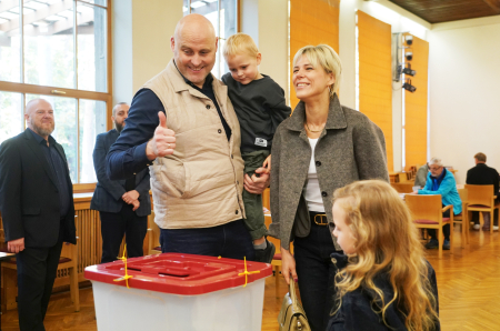 Ministru prezidents Andris Kulbergs ar ģimeni.