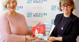 K. Pētersone un izdevniecības "Latvijas Mediji" galvenā redaktore Inga Ābelīte.