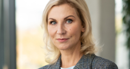 Inga Šīna: "Mums ir izcili pieminekļi, augsta mākslinieku un amatnieku meistarība, kas noteikti ir saglabājama nākotnei un dod gaišumu arī šodien." Inga Šīna: "Mums ir izcili pieminekļi, augsta mākslinieku un amatnieku meistarība, kas noteikti ir saglabājama nākotnei un dod gaišumu arī šodien."