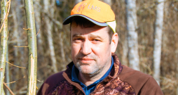 Jānis Sils rāda briežu nomizotu ozoliņu. Jānis Sils rāda briežu nomizotu ozoliņu.