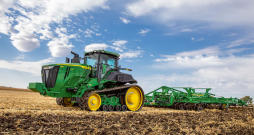 Attēlā - viens no pagājušā gada konkursa uzvarētāja - AV kompānijas 'John Deere'- ražojumiem - traktors '9R', Attēlā - viens no pagājušā gada konkursa uzvarētāja - AV kompānijas 'John Deere'- ražojumiem - traktors '9R',