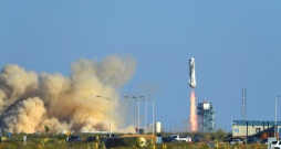 Kosmosa kuģa “New Shepard” pacelšanās. Kosmosa kuģa “New Shepard” pacelšanās.