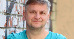 Viens no Dziesmu un deju svētku virsdiriģentiem un kora "Balsis" mākslinieciskais vadītājs Ints Teterovskis. Viens no Dziesmu un deju svētku virsdiriģentiem un kora "Balsis" mākslinieciskais vadītājs Ints Teterovskis.