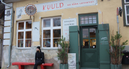 Kuldīgā ceļotājus vilina iegādāties latviskā dizaina lietas. Kuldīgā ceļotājus vilina iegādāties latviskā dizaina lietas.