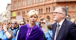 Izglītības un zinātnes ministre Anda Čakša un finanšu ministrs Arvils Ašeradens Latvijas Izglītības un zinātnes darbinieku arodbiedrības rīkotā pedagogu un mediķu protesta gājiena laikā Doma laukumā. Izglītības un zinātnes ministre Anda Čakša un finanšu ministrs Arvils Ašeradens Latvijas Izglītības un zinātnes darbinieku arodbiedrības rīkotā pedagogu un mediķu protesta gājiena laikā Doma laukumā.