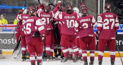 Latvijas U-18 hokeja izlases spēlētāji priecājas par iekļūšanu pasaules čempionāta ceturtdaļfinālā un vietas saglabāšanu elites divīzijā.