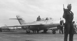 Amerikāņu iegūtais "MiG-15" bāzē Okinavā.