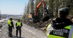 Trīs kilometrus garu Somijas–Krievijas robežas žoga izmēģinājuma posmu Somija sākusi būvēt jau šī gada martā. Attēlā: robežsargi pie robežšķērsošanas punkta Imatrā. Trīs kilometrus garu Somijas–Krievijas robežas žoga izmēģinājuma posmu Somija sākusi būvēt jau šī gada martā. Attēlā: robežsargi pie robežšķērsošanas punkta Imatrā.