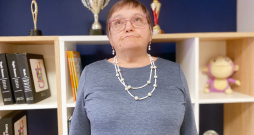 Murjāņu Sporta ģimnāzijas latviešu valodas un literatūras skolotāja Māra Ozola. Murjāņu Sporta ģimnāzijas latviešu valodas un literatūras skolotāja Māra Ozola.