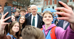 Krišjānis Kariņš pedagogu streika laikā. Krišjānis Kariņš pedagogu streika laikā.