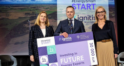 "Ignitis renewables" personāla vadītāja Božena Petikonis-Šabaniene, Latvijas Vēja enerģijas asociācijas vadītājs Toms Nāburgs un "Ignitis renewables" vadītāja Latvijā Baiba Lāce. "Ignitis renewables" personāla vadītāja Božena Petikonis-Šabaniene, Latvijas Vēja enerģijas asociācijas vadītājs Toms Nāburgs un "Ignitis renewables" vadītāja Latvijā Baiba Lāce.