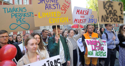 Protesta akcijā piedalījās gan jaunie, gan jau pieredzējušie mediķi. Protesta akcijā piedalījās gan jaunie, gan jau pieredzējušie mediķi.