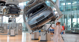 Vācu autoražotāja "Volkswagen" montāžas līnija Drēzdenē, Vācijā. Vācu autoražotāja "Volkswagen" montāžas līnija Drēzdenē, Vācijā.