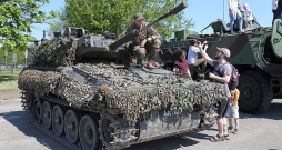 Pasažieru ostā piestāj NATO kuģi un tehnika. Pasažieru ostā piestāj NATO kuģi un tehnika.