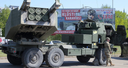 Pasažieru ostā piestāj NATO kuģi un tehnika. HIMARS.