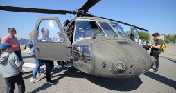 Pasažieru ostā piestāj NATO kuģi un tehnika. Helikopters.