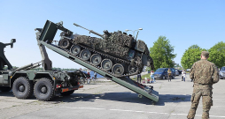 Pasažieru ostā piestāj NATO kuģi un tehnika. Pasažieru ostā piestāj NATO kuģi un tehnika.