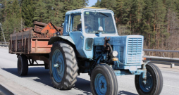 Traktors ar piekabi. Ilustratīvs attēls. Traktors ar piekabi. Ilustratīvs attēls.