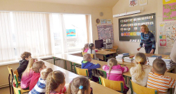 Krāslavas Grāfu Plāteru poļu pamatskolā mācās tikai 45 skolēni un strādā 15 skolotāji, taču ne pilnu slodzi. Krāslavas Grāfu Plāteru poļu pamatskolā mācās tikai 45 skolēni un strādā 15 skolotāji, taču ne pilnu slodzi.