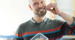 "Īstenībā tie ir dārzeņi, kas maskējas par makaroniem," tā par savu produkciju - svaigajiem makaroniem teic zīmola 'Pastahouse' izveidotājs Arno Polītis. "Īstenībā tie ir dārzeņi, kas maskējas par makaroniem," tā par savu produkciju - svaigajiem makaroniem teic zīmola 'Pastahouse' izveidotājs Arno Polītis.