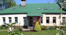 Šī ir bijusī kazarma, nu pamatīgi pārveidota – priecē ar ērtām, plašām telpām, glītu verandu un iekoptu pagalmu. Šī ir bijusī kazarma, nu pamatīgi pārveidota – priecē ar ērtām, plašām telpām, glītu verandu un iekoptu pagalmu.
