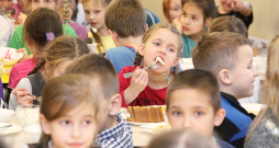 Pēc reģionālās reformas konstatēts, ka pašvaldību pieeja skolēnu ēdināšanā ir ļoti atšķirīga – to, ko var atļauties pašvaldība ar 400 bērniem, nevar atļauties cita ar 2,5 tūkstošiem skolēnu. Pēc reģionālās reformas konstatēts, ka pašvaldību pieeja skolēnu ēdināšanā ir ļoti atšķirīga – to, ko var atļauties pašvaldība ar 400 bērniem, nevar atļauties cita ar 2,5 tūkstošiem skolēnu.