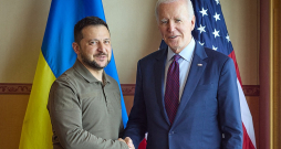Ukrainas prezidents Volodimirs Zelenskis (no kreisās) un ASV prezidents Džo Baidens G7 samitā Japānas pilsētā Hirosimā. 