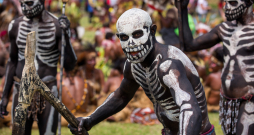 Papua Jaungvinejas iedzimtie atdarina savus priekštečus vēsturiska festivāla laikā. Papua Jaungvinejas iedzimtie atdarina savus priekštečus vēsturiska festivāla laikā.