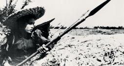 Indoķīnas karā piedalījās ar šķēpiem bruņotas sievietes. Karotājas kaujas pozīcijā netālu no Hanojas 1968. gadā.
