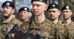 Latvijā jūlijā sāksies pirmā iesaukuma apmācības – arī pie mums turpmāk aizsardzības dienests būs obligāts. Latvijā jūlijā sāksies pirmā iesaukuma apmācības – arī pie mums turpmāk aizsardzības dienests būs obligāts.