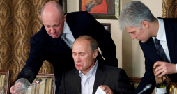 Jevgeņijs Prigožins (no kreisās) uzskatīts par Putinam pietuvinātu personu vēl no Sanktpēterburgas laikiem, kad Putins bija iecienījis Prigožina izveidoto restorānu. Jevgeņijs Prigožins (no kreisās) uzskatīts par Putinam pietuvinātu personu vēl no Sanktpēterburgas laikiem, kad Putins bija iecienījis Prigožina izveidoto restorānu.