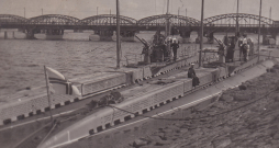 Kara flotes zemūdenes "Spīdola" un "Ronis" Daugavā. Rīga, 1930. gadi. Kara flotes zemūdenes "Spīdola" un "Ronis" Daugavā. Rīga, 1930. gadi.