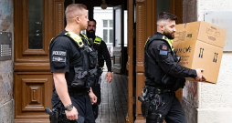 Kratīšana klimata aktīvistu organizācijas "Pēdējā paaudze" īpašumā Berlīnē. Kopā kratīšana veikta septiņās federālajās zemēs. Kratīšana klimata aktīvistu organizācijas "Pēdējā paaudze" īpašumā Berlīnē. Kopā kratīšana veikta septiņās federālajās zemēs.