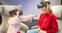 Atrakcijā "360 Europe" uzvelkot 3D brilles, var "nonākt" gan Eiropas kinobalvas pasniegšanas ceremonijā, gan kādā dabas katastrofas skartā reģionā, kur palīdzību sniedz no Eiropas sūtīti glābēji. Atrakcijā "360 Europe" uzvelkot 3D brilles, var "nonākt" gan Eiropas kinobalvas pasniegšanas ceremonijā, gan kādā dabas katastrofas skartā reģionā, kur palīdzību sniedz no Eiropas sūtīti glābēji.