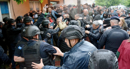 Policijas un etnisko serbu protestētāju sadursmes Zvečanā Kosovas ziemeļos. Serbu demonstranti pašvaldības ēkās Kosovas ziemeļos centās neielaist etnisko albāņu mērus. Policijas un etnisko serbu protestētāju sadursmes Zvečanā Kosovas ziemeļos. Serbu demonstranti pašvaldības ēkās Kosovas ziemeļos centās neielaist etnisko albāņu mērus.