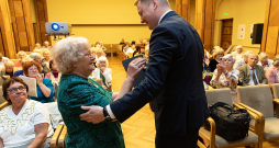 Latvijas Pensionāru federācijas priekšsēdētāja Aija Barča un Saeimas priekšsēdētājs Edvards Smiltēns. Latvijas Pensionāru federācijas priekšsēdētāja Aija Barča un Saeimas priekšsēdētājs Edvards Smiltēns.