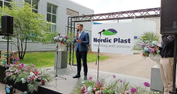 "Eco Baltia" grupas uzņēmumi modernizējas un paplašinās. "Otrreizējai pārstrādei derīgie atkritumi primāri jāuztver kā resurss, iespēja radīt jaunus izejmateriālus un veicināt Latvijas ekonomiku," uzskata akciju sabiedrības "Eco Baltia" valdes priekšsēdētājs Māris Simanovičs. "Eco Baltia" grupas uzņēmumi modernizējas un paplašinās. "Otrreizējai pārstrādei derīgie atkritumi primāri jāuztver kā resurss, iespēja radīt jaunus izejmateriālus un veicināt Latvijas ekonomiku," uzskata akciju sabiedrības "Eco Baltia" valdes priekšsēdētājs Māris Simanovičs.