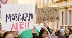 Pie Vides aizsardzības un reģionālās attīstības ministrijas 20. aprīlī notika pikets par Ogres novada domes priekšsēdētāja Egila Helmaņa atstādināšanu. Tomēr ministrs Māris Sprindžuks līdz šim brīdim nav nācis ar konkrētiem priekšlikumiem. Pie Vides aizsardzības un reģionālās attīstības ministrijas 20. aprīlī notika pikets par Ogres novada domes priekšsēdētāja Egila Helmaņa atstādināšanu. Tomēr ministrs Māris Sprindžuks līdz šim brīdim nav nācis ar konkrētiem priekšlikumiem.