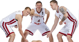 Latvijas 3x3 basketbola izlase pirms Pasaules kausa iedvesmojas no hokejistu panākumiem. Debitantam Francim Lācim šajā foto ripas loma.