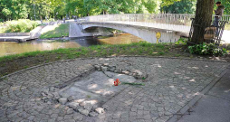 Rīgas kanāla malā Puškina statujas nebūs, to turpmāk varētu glabāt un izstādīt Latvijas Mākslinieku savienības muzejā. Rīgas kanāla malā Puškina statujas nebūs, to turpmāk varētu glabāt un izstādīt Latvijas Mākslinieku savienības muzejā.