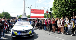 Latvijas hokeja izlases atbalstītāji laukumā pie Brīvības pieminekļa. Latvijas hokeja izlases atbalstītāji laukumā pie Brīvības pieminekļa.