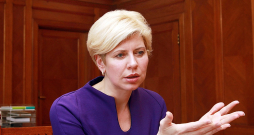 Izglītības un zinātnes ministre Anda Čakša atzina, ka šobrīd Latvijā ir daudz skolu, kas gadiem gaida savu slēgšanu vai reorganizāciju, un tas arī skolas darbam par labu nenāk. Izglītības un zinātnes ministre Anda Čakša atzina, ka šobrīd Latvijā ir daudz skolu, kas gadiem gaida savu slēgšanu vai reorganizāciju, un tas arī skolas darbam par labu nenāk.