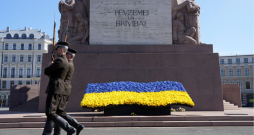 Paužot atbalstu Ukrainai ceļā uz iestāšanos Eiropas Savienībā un godinot karā kritušos, pie Brīvības pieminekļa izveidota ziedu kompozīcija Ukrainas karoga krāsās. 2023. gada 8. maijs. Paužot atbalstu Ukrainai ceļā uz iestāšanos Eiropas Savienībā un godinot karā kritušos, pie Brīvības pieminekļa izveidota ziedu kompozīcija Ukrainas karoga krāsās. 2023. gada 8. maijs.