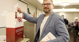 Jānis Buks uz pārmaiņu posmu gatavs pārņemt LOK vadības grožus. Jānis Buks uz pārmaiņu posmu gatavs pārņemt LOK vadības grožus.