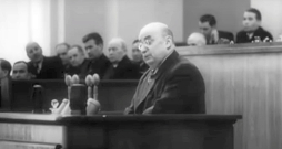 Lavrentija Berijas uzstāšanās PSRS Augstākās padomes priekšā 1953. gadā, pāris nedēļu pēc Staļina nāves. Kadrs no kinohronikas.