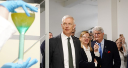 Jūtu ķīmija starp politiskajiem spēkiem nav tāda, lai vienkārši paplašinātu esošo koalīciju, kā to vēlētos Krišjānis Kariņš. Taču tas nav vienīgais iemesls, kāpēc reālāks scenārijs būtu jauns Ministru kabinets. Jūtu ķīmija starp politiskajiem spēkiem nav tāda, lai vienkārši paplašinātu esošo koalīciju, kā to vēlētos Krišjānis Kariņš. Taču tas nav vienīgais iemesls, kāpēc reālāks scenārijs būtu jauns Ministru kabinets.
